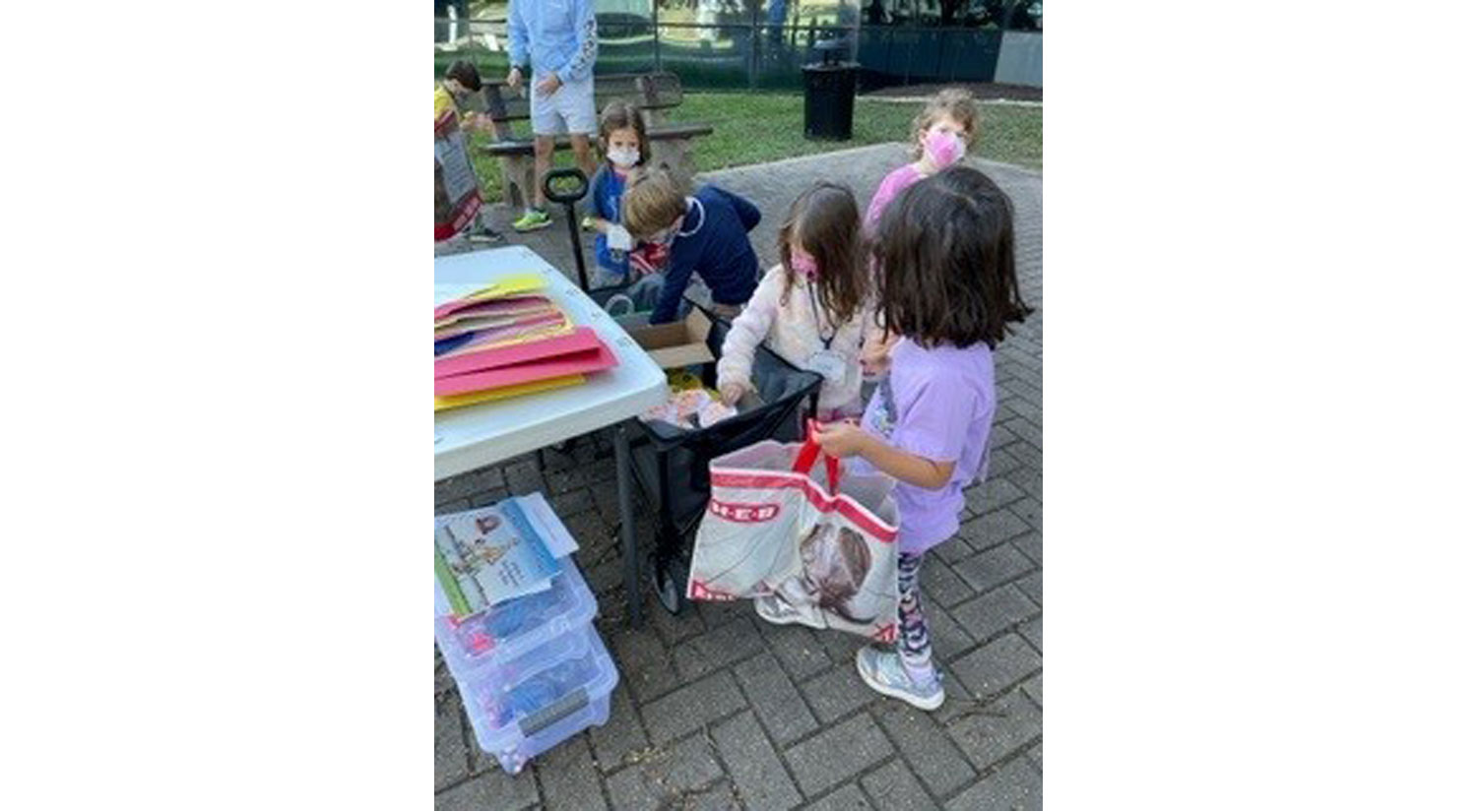 Little Helpers, children ages 3-5 and their families, sort food in the Shalom Austin Jewish Family Service food pantry, decorate reusable bags to take to the grocery store and make rice socks for cats in local Austin animal shelters. Photo credit: Rabbi Amy B. Cohen