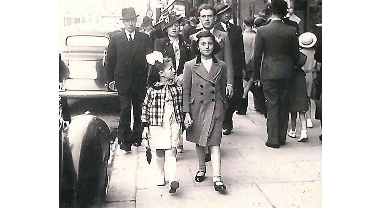 Linda Aronovsky Cox’s mother and her family circa 1939 in Brussels, Belgium. Her mother, Manne Eckstein, next to sister Felicia, with parents Hedwig and Baruch Eckstein behind. Photo courtesy of Linda Aronovsky Cox