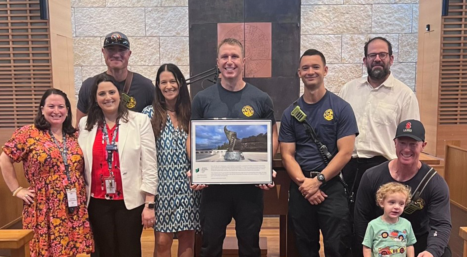 AJA’s Heather Kantrowitz and Brooke Dunshee, JNF-USA’s Galit Birk, Congregation Agudas Achim’s Rabbi Neil Blumofe, and a student from AJA pose with firefighters from Austin Fire Station 21 at a 9/11 ceremony honoring local first responders